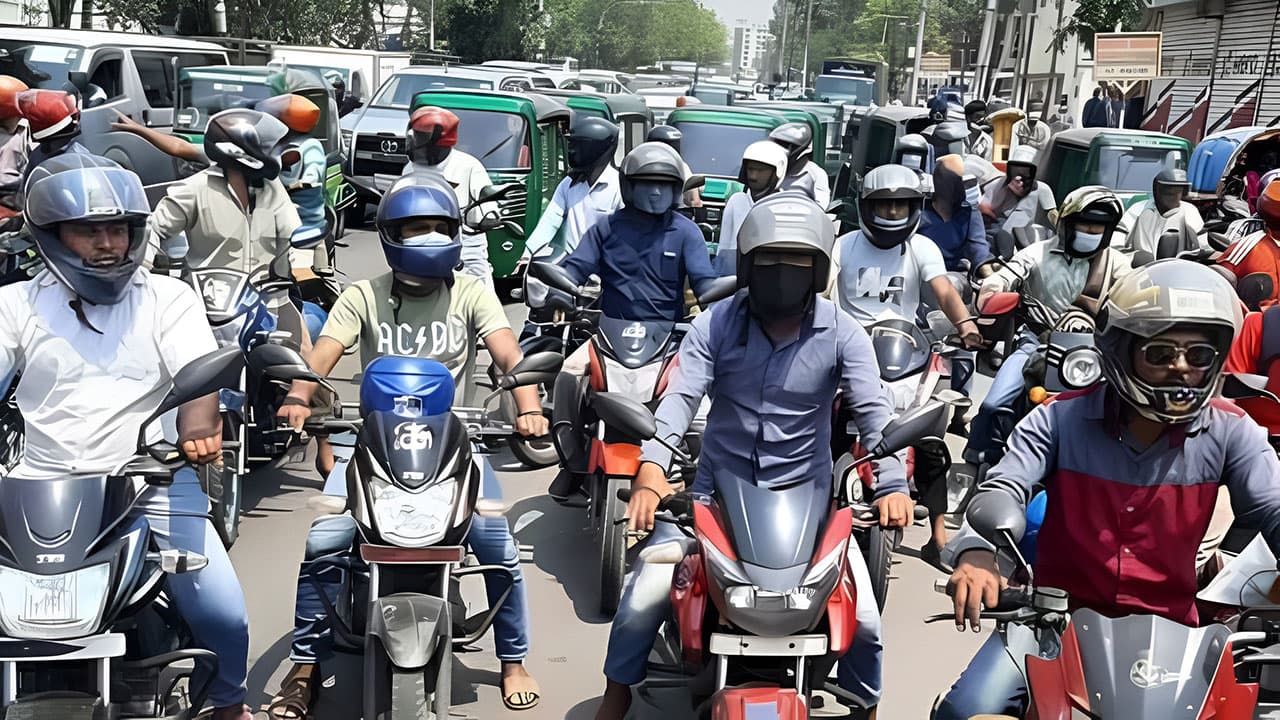 মোটরসাইকেল ও গাড়ি চালকদের সড়কে মানতে হবে ১২ নিয়ম